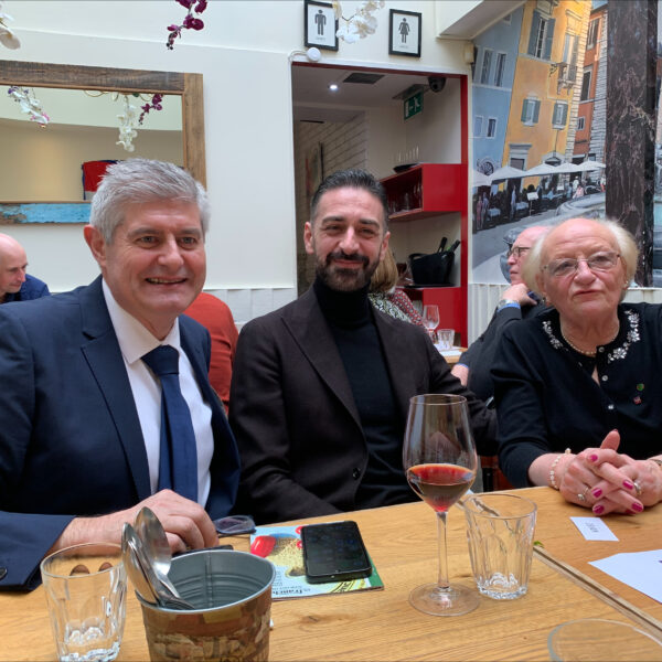 01 Il Presidente Umberto Tosi, il Vice Console Generale di Londra Alessandro Mignini, la signora Teresa Arrigo
