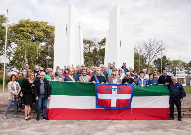 Delegación piemontesa encabezada por el presidente de la Provincia de Cuneo Federico Borgna y 7 intendentes piemonteses que visitaron San Francisco (CBA) en el año 2017 para participar del “Encuentro de Comunas Piemontesas Hermanadas entre Italia y Argentina” Delegazione piemontese guidata dal presidente della Provincia di Cuneo Federico Borgna e 7 sindaci piemontesi che hanno visitato San Francisco (CBA) nel 2017 per partecipare al “Incontro di Comuni Piemontesi Gemellati tra Italia e Argentina”
