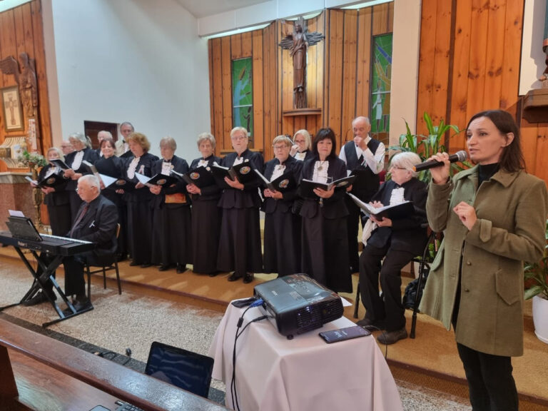Cantata Piemontesa: grupo coral y de teatro perteneciente a la Asociación Familia Piemontesa de San Francisco creado en el año 1976 que difunde las canciones y tradiciones piemontesas a través de sus actuaciones en toda Argentina, habiendo recorrido el Piemonte en Septiembre de 2011. Cantata Piemontesa: gruppo corale e teatrale appartenente all'Associazione Famiglia Piemontese di San Francisco creato nel 1976 che diffonde i canti e le tradizioni piemontesi attraverso i suoi spettacoli in tutta l'Argentina, avendo girato il Piemonte nel settembre 2011.