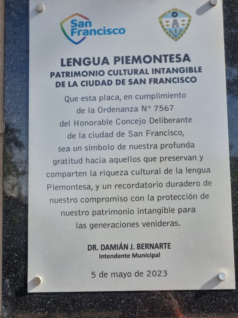 Placa ubicada en el frente de la Casa del Piemonte “José Losano” reconociendo a la “Lengua Piemontesa como Patrimonio Cultural Intangible de la ciudad” conforme lo establece la ordenanza 7567 del Honorable Concejo Deliberante de la ciudad de San Francisco. Targa posta davanti alla Casa del Piemonte “José Losano” che riconosce la “Lingua Piemontese come Patrimonio Culturale Immateriale della Città” come stabilito dall'ordinanza 7567 dell'Onorevole Consiglio Deliberativo della città di San Francisco.